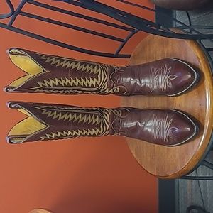 Tony Lama black label snip toe boots in 10 B.